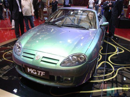 上海国际汽车展上南汽集团展示mgtf变色龙跑车吸引消费者.资料图片