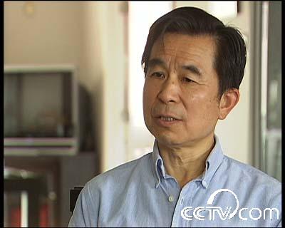 （中国房地产及住宅研究会副会长顾云昌认为，政府出台房地产优惠政策，是为了房地产市场的健康稳定发展，而上海、杭州、深圳等地方的一些炒房人利用首套住房优惠政策再次进入市场炒房，这个政策被放大到第二套住房上，使得现在的楼市，又处在了一个非常关键的基点上，如果不控制好价格，将出现新的泡沫。）