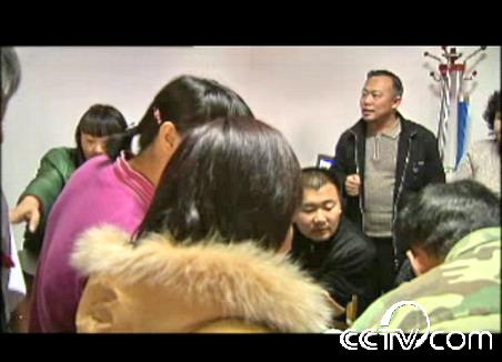 农民工在法院领取工资现场