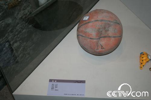 北川县城废墟中搜寻到的篮球