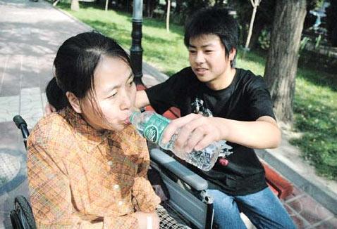 张晓再给母亲喂水
