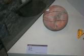 北川县城废墟中搜寻到的篮球