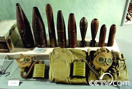 侵华日军使用的各类毒气弹和防毒服、防毒面具