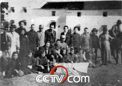 1939年冬，香港海员慰问团在坪山慰问慧宝人民抗日游击队，二排中为曾生。