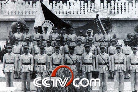1939年2月，马来亚槟城回国服务队全体合影。中排左六为女扮男装的李月美。