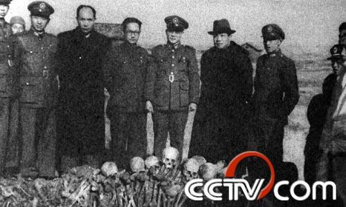 南京审判日本战犯军事法庭庭长石美瑜、首席检察官陈光虞等率同工作人员在各处检验南京大屠杀中受难同胞的尸骨。
