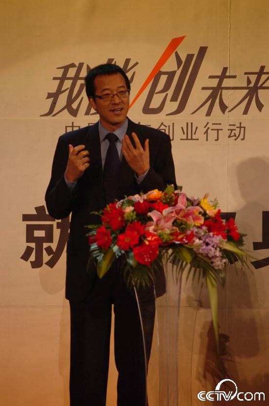 新东方总裁俞敏洪先生：“你们干五年，干成的，我干十年，你们十年干成的，我干二十年，你们二十年干成的，我干四十年，实在不行，我保持心情愉快身体健康”，激励青年创业者以一种乐观、平和的态度面对人生