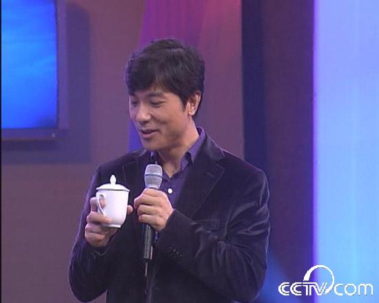 百度总裁李彦宏讲述杯子的故事：手中的杯子陪他渡过了八年，杯子顶上的骨朵儿是粘上去的，因为这个杯子在他创业时每天都陪伴着他，所以一直舍不得丢