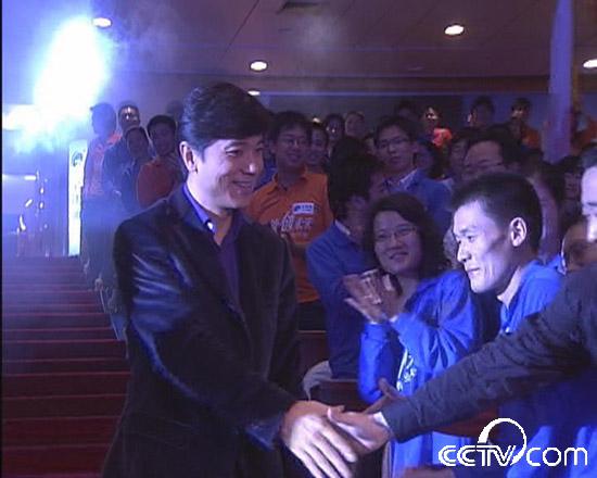 百度总裁李彦宏上台，观众热烈欢迎，李总与观众握手致意