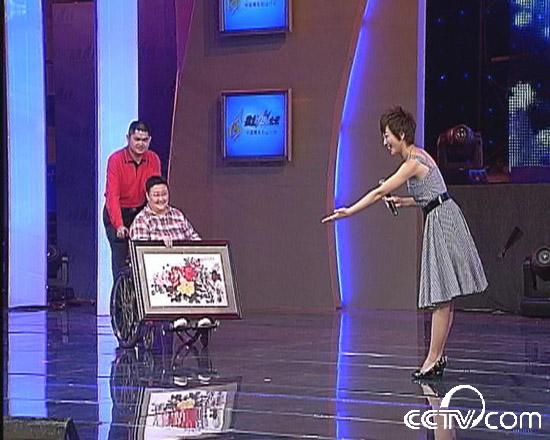 华丽、巨大的十字绣是青年创业者张敏（中间）一针一线亲手缝制的