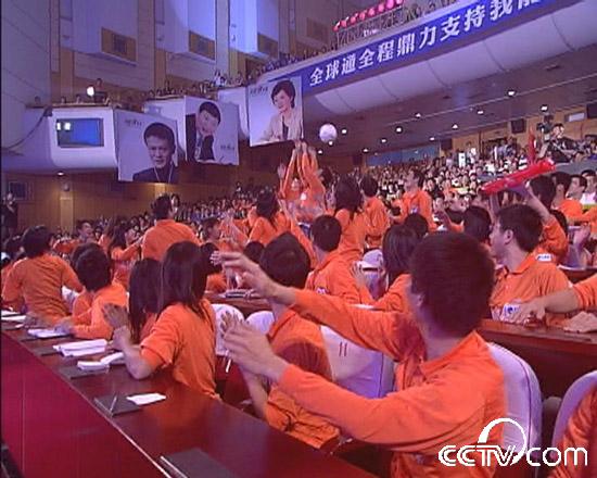现场观众争先恐后的抢尹明善抛出的签名足球