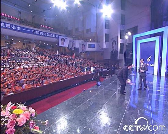 尹总说为了公平期间，他背对着观众抛球，场下观众被这位70岁企业家的热情所感染纷纷伸手抢球
