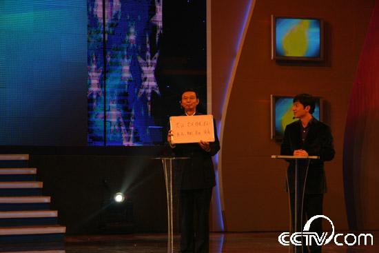 尹总自信的亮出答题版、李总流露出羡慕的眼光