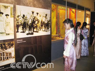 一名藏族学生在认真观看展览