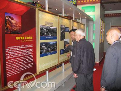 日新月异的新西藏展览引得几位老者驻足